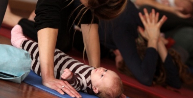Cours de yoga post natal avec bébé