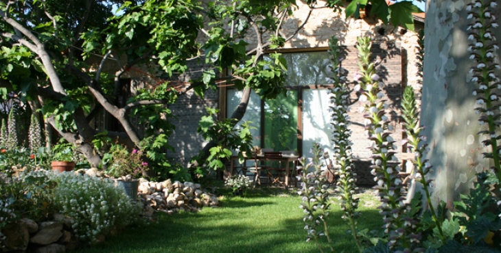 Massage et pédicure dans un jardin