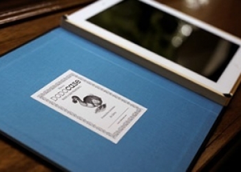 Ceci n'est pas un livre, c'est un Dodocase : une housse pour iPad.