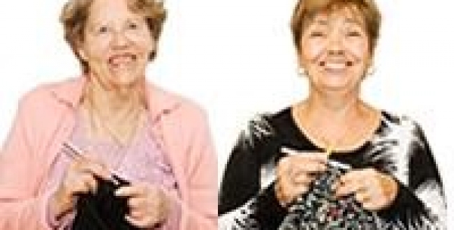 Sur le site Goldenhook, faites tricoter votre bonnet par une grand-mère